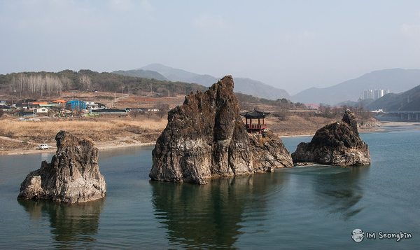 충북 단양 남한강 위로 솟은 도담삼봉
