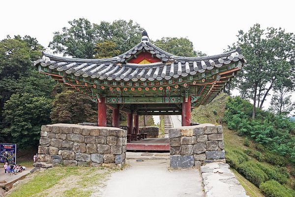 공주 공산성의 성곽과 정자