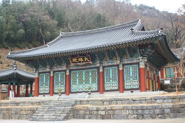 광주 무등산 증심사의 대웅전과 전통 기와지붕
