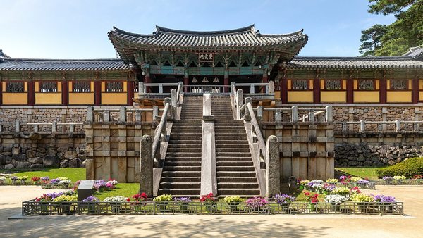 경북 경주 불국사의 돌계단과 전통 전각