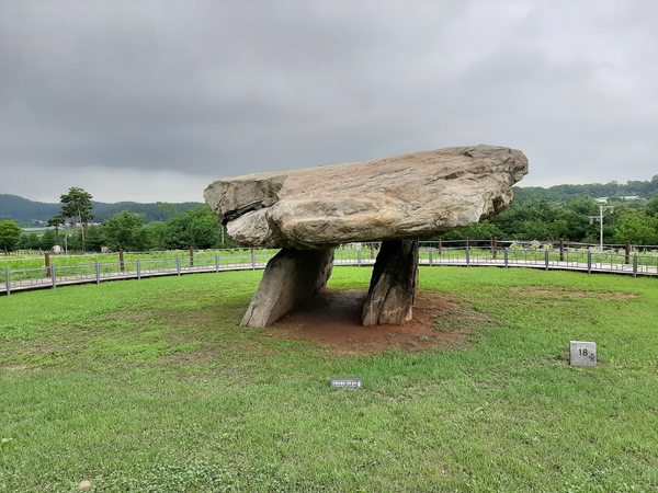 인천 강화도의 탁자식 고인돌과 주변 잔디밭