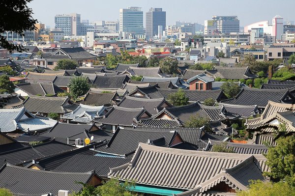 전북 전주한옥마을의 기와지붕 풍경
