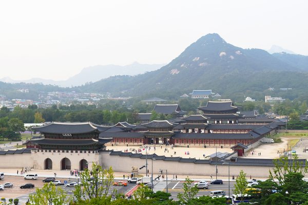 서울 경복궁과 광화문 뒤로 펼쳐진 북악산