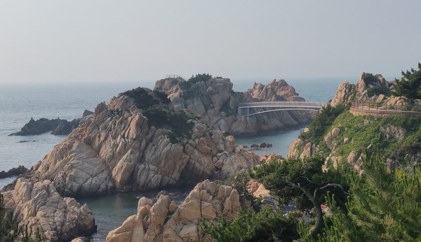 울산 대왕암공원의 해안 바위와 푸른 바다